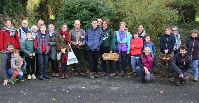 photo  andré février (au centre), entouré de cueilleurs au retour d’une randonnée très enrichissante sur l’identification des champignons.  &copy;  ouest-france 