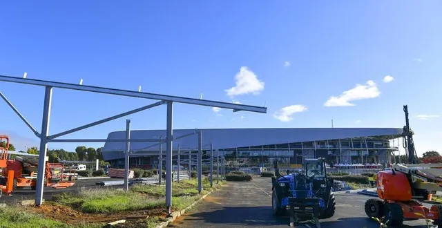 photo  les structures des ombrières commencent à apparaître sur le parking du stade.  &copy;  le maine libre – yvon loué 