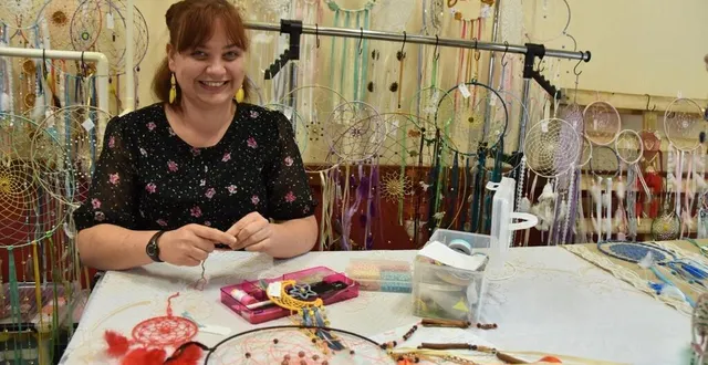 photo  julia ne manque pas une occasion de présenter son savoir-faire (ici au marché d’automne à sceaux).  &copy;  le maine libre 