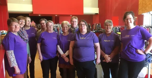 photo  les bénévoles du vide dressing de la ruche, donnent rendez-vous dimanche 6 novembre, à laigné.  &copy;  centre social la ruche 