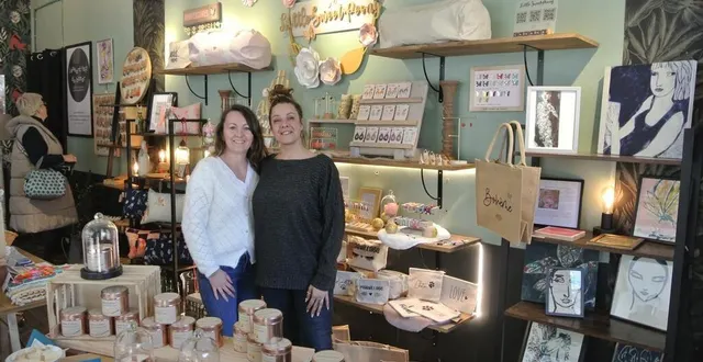 photo  chloé chesnel (à droite) et angélique chevallier dans le nouvel écrin pour elles et leurs cinq collègues créatrices.  &copy;  ouest-france 