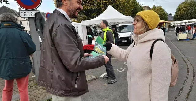 photo  les membres d’europe écologie – les verts ont tracté, samedi 5 novembre 2022, sur le marché de sablé-sur-sarthe.  &copy;  ouest-france 