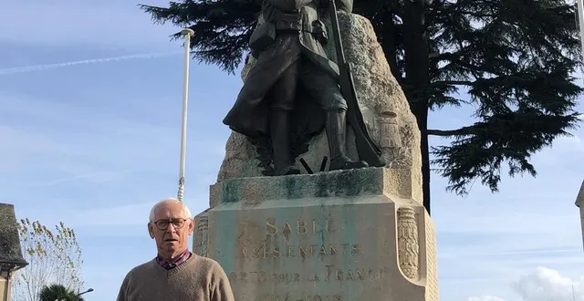 photo  jean-claude aubry, le président du souvenir du bocage sabolien, devant le monument aux morts de sablé-sur-sarthe où sera célébrée la commémoration de l’armistice, vendredi 11 novembre 2022.  &copy;  ouest-france 