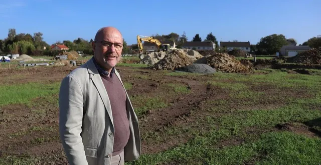 photo  les travaux de la première tranche du lotissement les grandes-forges, à villaines-sous-malicorne, ont commencé mi-septembre 2022, près de la maison de santé, présente le maire, laurent hubert.  &copy;  ouest-france 