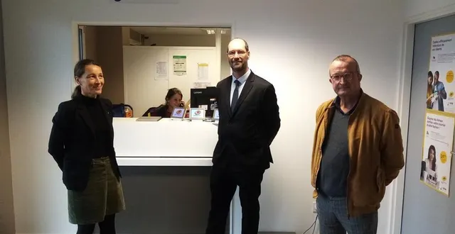 photo  virginie de bettignies, responsable des relations médias, anthony davenel, directeur de secteur et pascal crossouard, maire de candé au nouveau guichet de la poste, zi de la ramée.  &copy;  ouest-france 