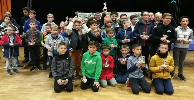 photo  les jeunes motards et leurs coupes  &copy;  ouest-france 