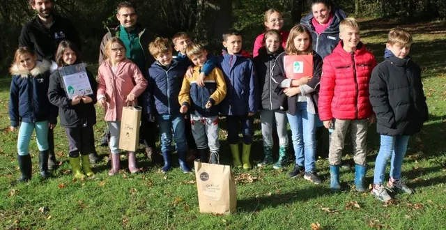 photo  sous le soleil, les enfants découvrent la faune de l’étang de chédouet.  &copy;  ouest-france 