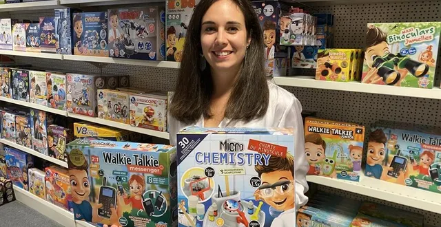 photo  marine camus présente deux coffrets dont le walkie talkie messenger qui cache peut-être l’un des trois tickets d’or.  &copy;  photo le maine libre 