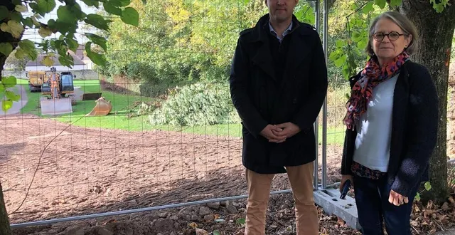 photo  baptiste lenfant, président de l’organisme de gestion de l’enseignement catholique (ogec) de l’établissement, et annick leroy, directrice du collège notre-dame-de-lancrel, devant la rampe qui vient d’être aménagée pour les travaux.  &copy;  ouest-france 
