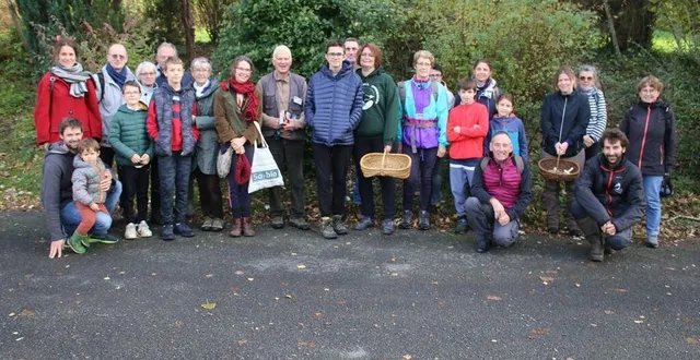 photo  au retour de la cueillette, andré février, au centre, entouré des cueilleurs pour la plupart venus en famille.  &copy;  le maine libre 