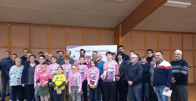 photo  les licenciés du vélo-club nonantais, élus, sponsors et dirigeants.  &copy;  ouest-france 