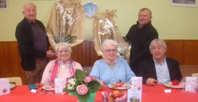 photo  émile lampérière, à gauche et philippe ferey, offrent des fleurs aux aînées de leur commune : liliane tocqueville, à gauche, et monique moussu.  &copy;  ouest-france 