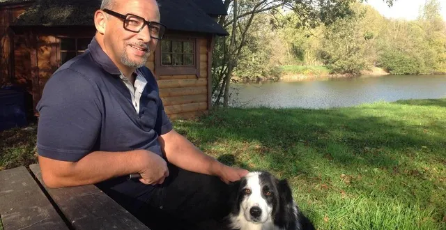 photo  christophe bouin avec gaïa au bord du futur carpodrome, près du premier kota finlandais installé à demeure.  &copy;  le maine libre 