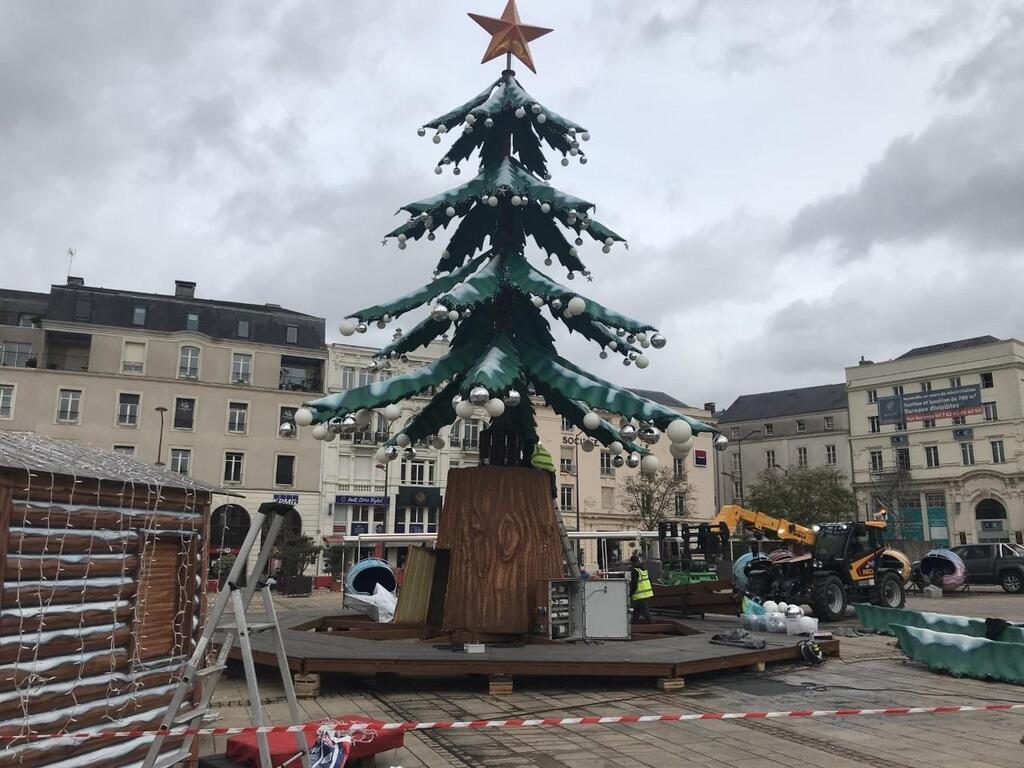 Le Mans. L’installation du manègesapin place de la République, premier