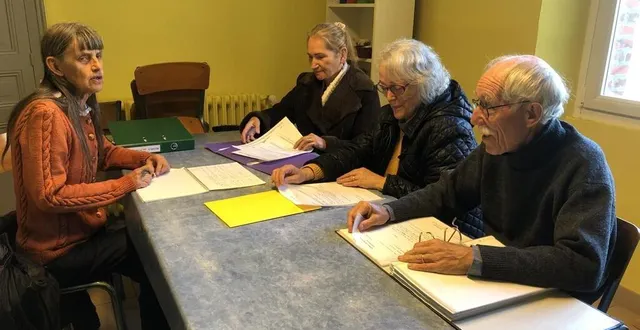 photo  autour de gérard frétellière, sa femme marie-françoise, pascale fromentière et marie-joseph pinaud constituent les bénévoles de l’antenne sabolienne de la pastorale des migrants.  &copy;  ouest-france 