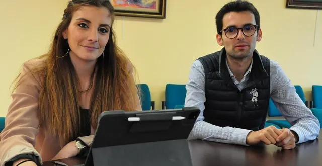 photo  camille jahiel du groupe axa et jérôme prémartin, maire de mareil-sur-loir.  &copy;  le maine libre 