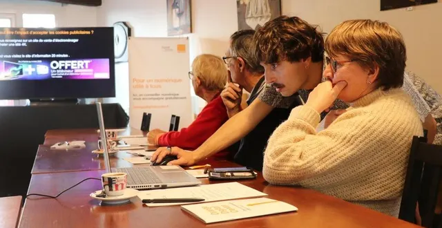 photo  jeudi 10 novembre, des conseillers numériques sont intervenus lors d’un atelier sur le numérique organisé au café multiservice d’angrie, dans le cadre d’un nouveau partenariat entre orange et le groupe sos.  &copy;  ouest-france 