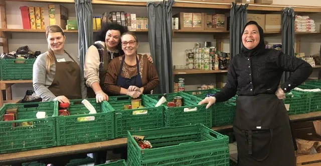 photo  quatre bénévoles dont viktoriia teslenko (à gauche) et nadiia teslenko (deuxième à gauche) préparent les paniers solidaires distribués.  &copy;  ouest-france 
