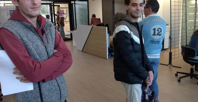 photo  jason et steven, de marçon, étaient parmi les premiers arrivés mercredi.  &copy;  le maine libre 