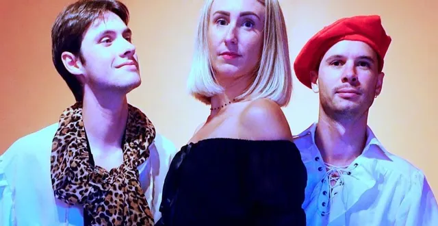 photo  romain davière, marine ferrand et christopher magiron sont les comédiens de la pièce « le crépuscule des branchés », jouée samedi 12 novembre 2022 à asnières-sur-vègre.  &copy;  le marquis capricieux 