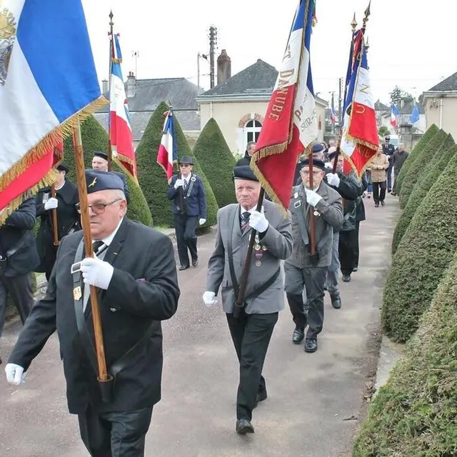 photo les porte-drapeaux entrant dans le cimetière aristide-briand.  ©  ouest-france