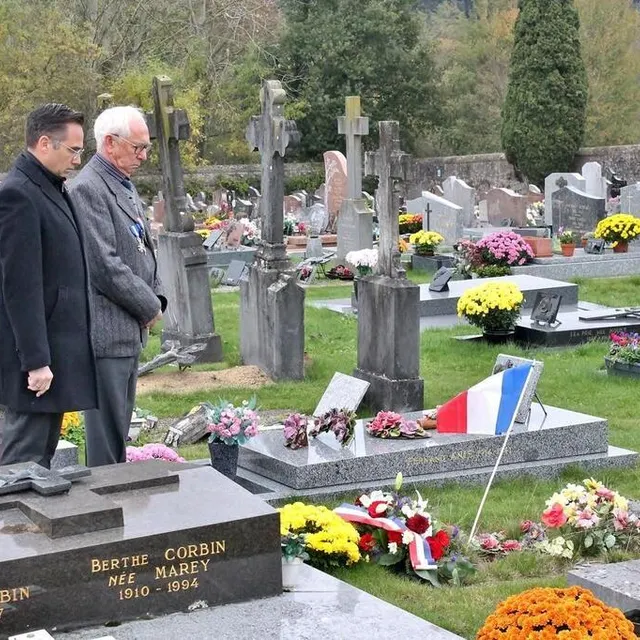 photo dans le cimetière aristide-briand, le maire, nicolas leudière, et le président de souvenir du bocage sabolien, jean-claude aubry, ont fleuri la tombe du soldat alain montron, mort à 20 ans le 28 mai 1944.  ©  ouest-france