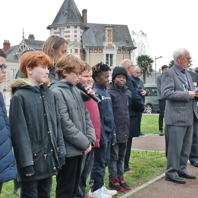 photo des enfants du conseil municipal junior et de l’école saint-exupéry ont participé à la cérémonie près du monument aux morts devant l’église notre-dame.  ©  ouest-france