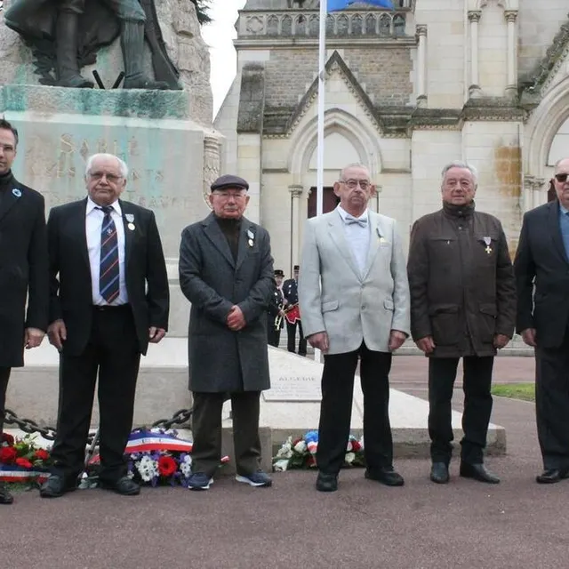 photo les médaillés roger sallé, fernand rousseau, jean-pierre lehay et étienne czinober, entourés par le maire nicolas leudière et michel chanteau de l’unc.  ©  ouest-france