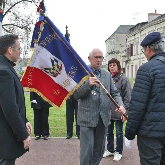 photo jean-claude aubry, président de la nouvelle association du souvenir du bocage sabolien a reçu un « drapeau du souvenir » des mains du maire, nicolas leudière.  ©  ouest-france