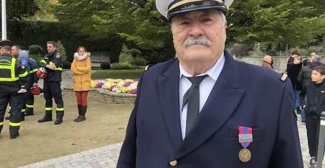 photo  le premier-maître honoraire raymond wellebrouck a reçu une médaille militaire.  &copy;  le maine libre 