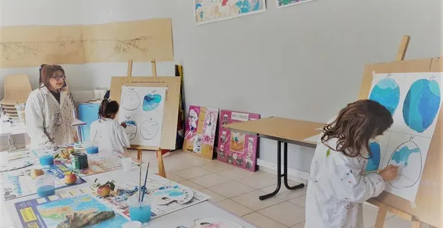 photo  édith, miya et ambre en pleine création.  &copy;  le maine libre 