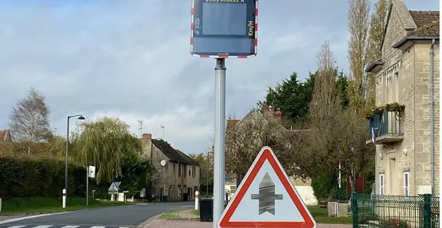 photo  le radar pédagogique, sur la route départementale qui traverse le village.  &copy;  ouest-france 
