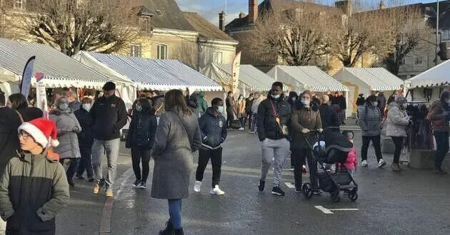 photo  les chalets du marché de l’avent, place de la république, à sablé-sur-sarthe, en 2021.  &copy;  archives ouest-france 
