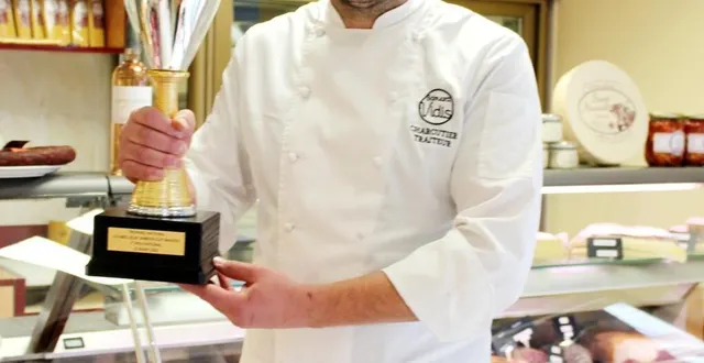 photo  édouard vidis et sa nouvelle récompense.  &copy;  le maine libre 