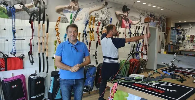 photo  dominique guyon, gérant de france archerie, au mans (sarthe).  &copy;  ouest-france 