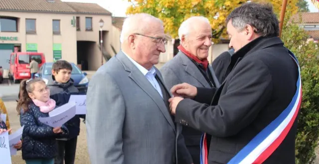 photo  guy baudouin et roger bouteiller ont été décorés de la médaille de la reconnaissance de la nation. 
