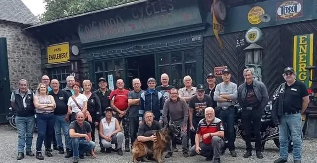photo  tout au long de l’année, les soixante-huit adhérents de l’association casque d’or participent à des balades à travers le pays. ce sympathique club de motards vient de fêter ses 25 ans d’existence. ici lors d’une sortie en mayenne.  &copy;  casque d’or 