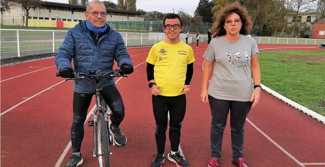 photo  jason, entre ses parents, annie, présidente de la section sport adapté, et jean-marie, qui veille sur ses entraînements, ici à vélo pour lui donner un rythme.  &copy;  le maine libre 