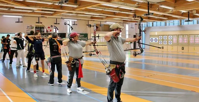 photo  les archers en train de viser lors d’une volée, samedi 12 novembre 2022, à la salle henri-bonnet de sablé-sur-sarthe.  &copy;  ouest-france 