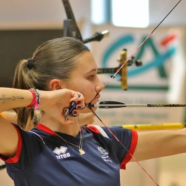 photo la sarthoise léa girault, vice-championne d’europe u18 en arc à poulies et désormais licenciée à chauny (aisne), a participé au rassemblement sabolien.  ©  ouest-france