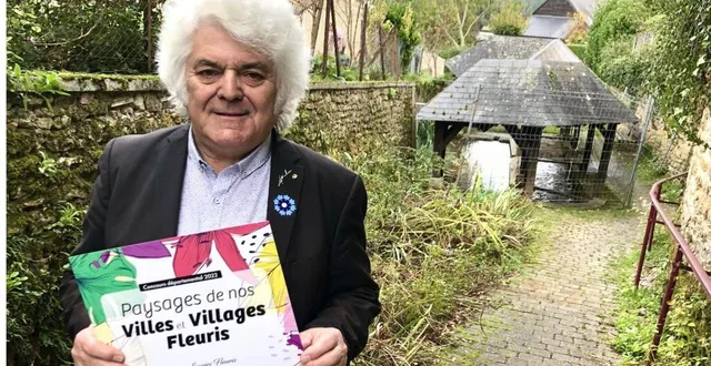 photo  le maire alain gremillon sur le chemin menant au lavoir, primé pour son fleurissement.  &copy;  le maine libre 