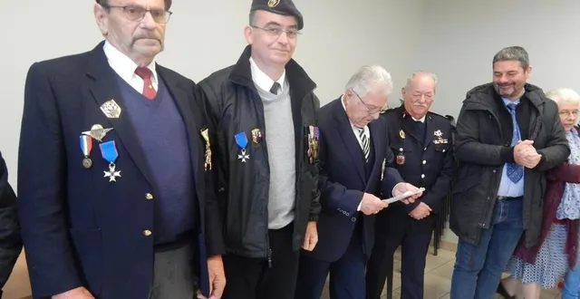 photo  michel lecor et yves blanchard ont été honorés de médailles de bronze du djebel.  &copy;  le maine libre 
