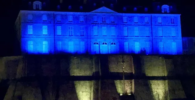 photo  le château de sablé-sur-sarthe est régulièrement illuminé, comme ici aux couleurs de l’ukraine en mars 2022.  &copy;  archives ouest-france 