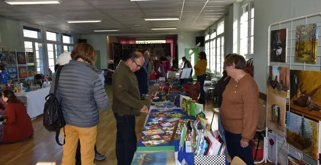photo  tout au long de la journée, les visiteurs ont arpenté ce marché.  &copy;  le maine libre 
