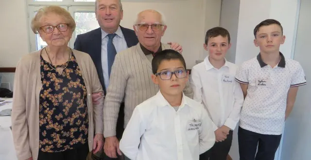 photo  jean-michel bouvier, avec les doyens et les jeunes serveurs verriérois.  &copy;  ouest-france 