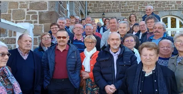 photo  trente-sept aînés ont participé au repas offert par la commune. au premier rang : les deux doyens mis à l’honneur, pierre batrel, deuxième à partir de la gauche, et alice louvel, deuxième à partir de la droite.  &copy;  ouest-france 