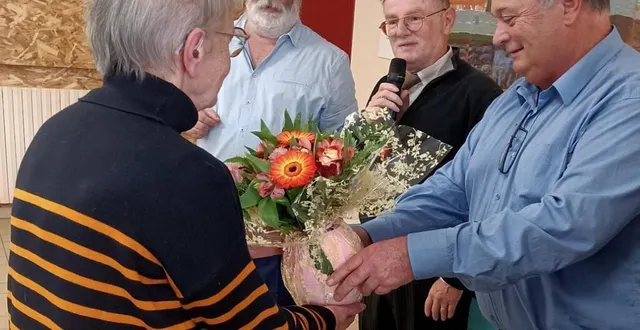 photo  paulette lambourg, 82 ans, honorée par le conseiller municipal, éric fontaine et jean-luc lambert, élus de lignières-la-carelle et andré trottet, maire.  &copy;  ville de villeneuve 