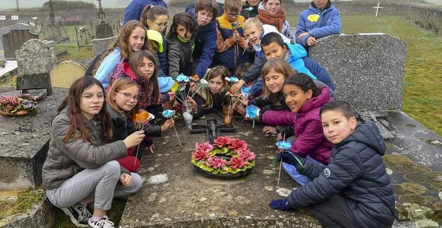 photo  beaufay, jeudi 10 novembre 2022. accompagnés par yves moreau et laëtitia dorne, leur professeure des écoles, les élèves de cm2 ont déposé des fleurs en papier sur la tombe de léontine bracchi, qui a caché à beaufay deux enfants juifs en 1944.  &copy;  le maine libre – yvon loué 