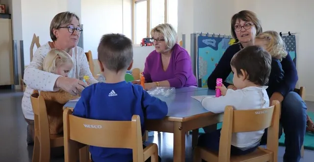 photo  dans le pays fléchois, pas simple de faire garder ses enfants. nathalie chevet (à gauche), responsable du service de l’accueil familial, aimerait trouver de nouvelles assistantes maternelles.  &copy;  ouest-france 