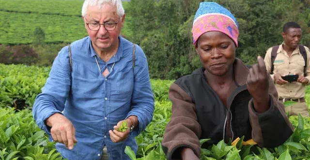 photo  marie josé, cueilleuse au rwanda, avec didier guesdon (à gauche) et un guide local (en arrière-plan).  &copy;  dr 